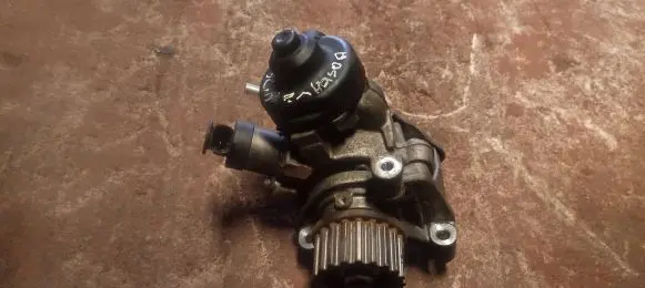 Renault Sandero I Fuel injection high pressure pump 167007358R 0445010704 H8201434847