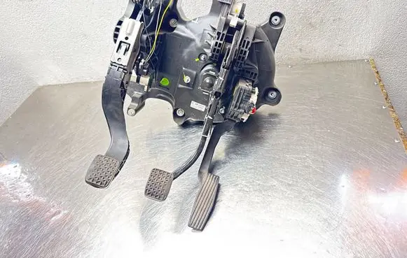 Opel Mokka Pedal assembly 95351935 0000095