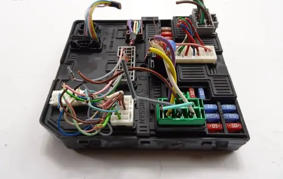 Nissan Qashqai Fuse module 284B75NA0A 0794336997 521502F04