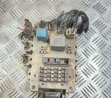 Toyota Yaris Relay mounting block 