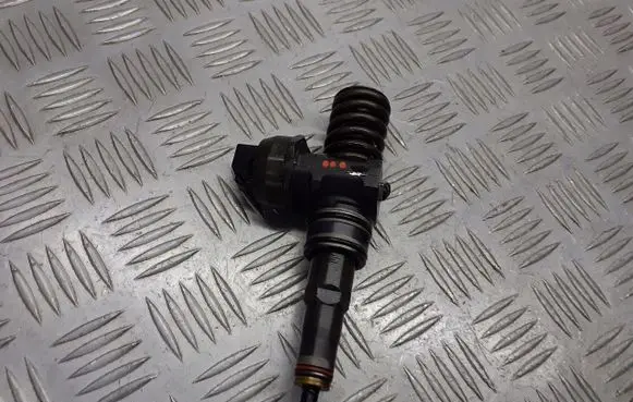 Skoda Fabia Mk1 (6Y) Fuel injector 038130073A