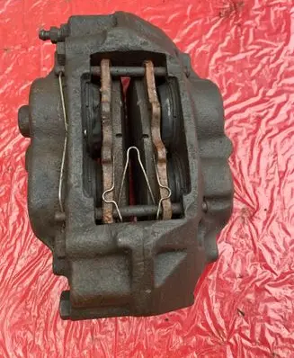 Toyota Land Cruiser (BJ70) Front brake caliper