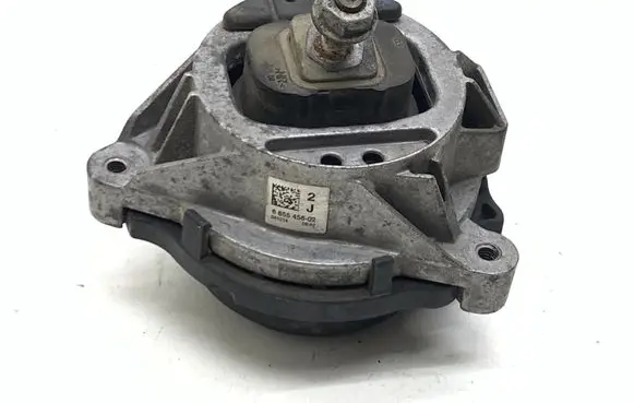 Engine mount bracket