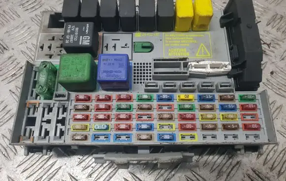 Opel Zafira A Fuse module 24412497