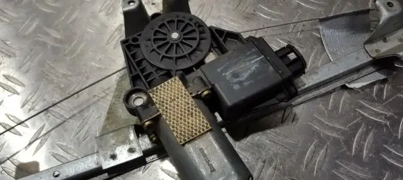 Opel Omega B1 Rear door window regulator motor 0130821653