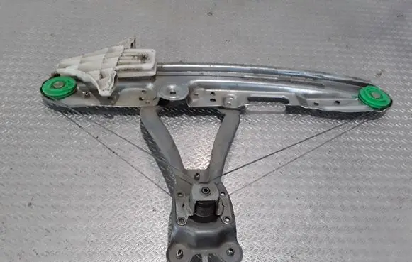 Rear door manual window regulator