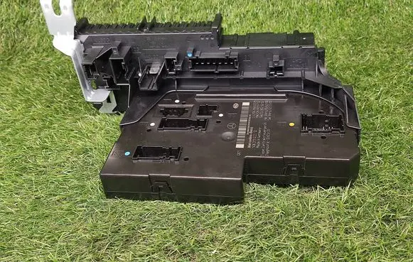 Mercedes-Benz C W204 Power management control unit 2049060305 2049019702 2129020207