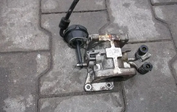 Volkswagen PASSAT B5.5 Throttle valve 03G131063E