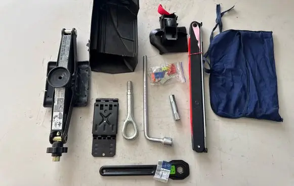 Mercedes-Benz B W245 Tool set A1685830715
