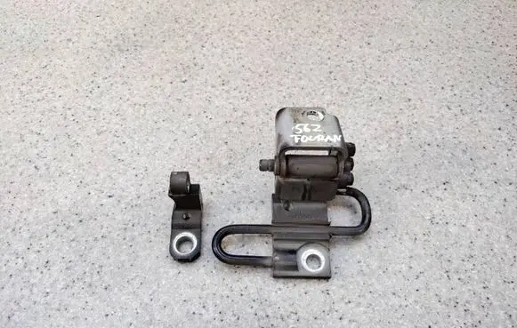 Volkswagen Touran II Front door lower hinge 1T0831411