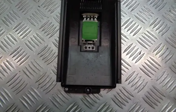 Volkswagen Golf IV Heater blower fan relay 
