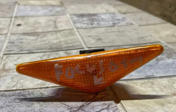 Ford Focus Front fender indicator light 125149B