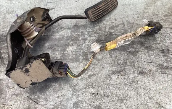 Toyota Avensis T250 Accelerator throttle pedal 8222305060