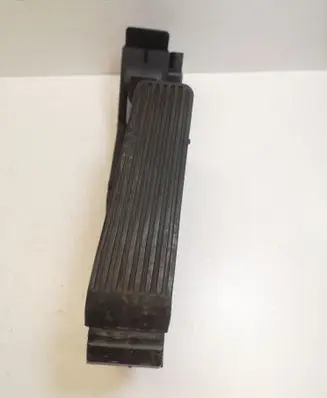 Mercedes-Benz E W211 Accelerator throttle pedal A2113000504