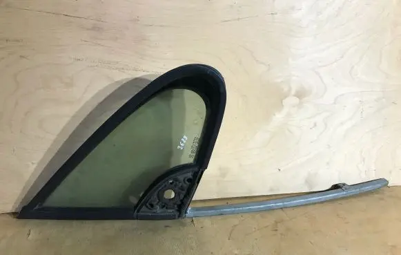 Peugeot 307 Front door vent window glass four-door 