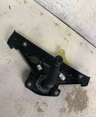 Rear door manual window regulator