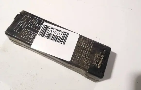 Nissan Primera Fuse box cover 