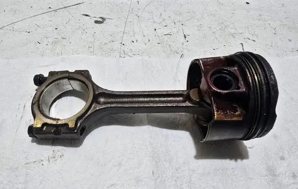 Nissan Juke I F15 Piston with connecting rod 72l74 68041
