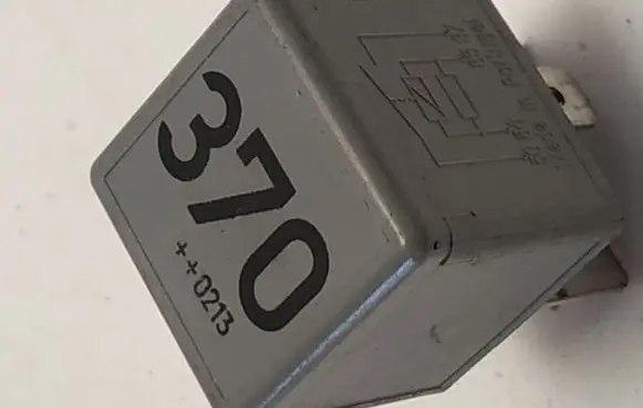 Volkswagen PASSAT B5.5 Other relay 8D0951253