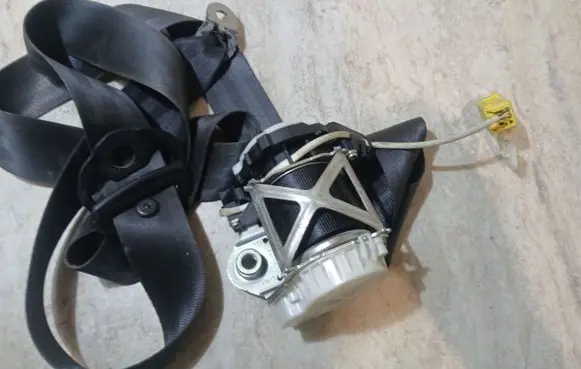 Volkswagen PASSAT B6 Rear seatbelt 193857737A
