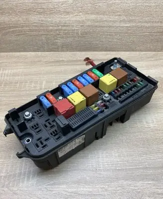 Opel Vectra C Fuse module 13170899 519066104