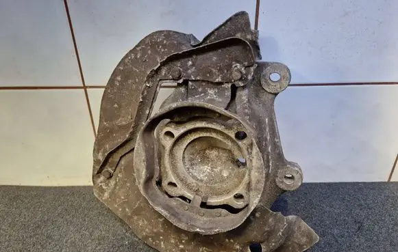 Front wheel hub
