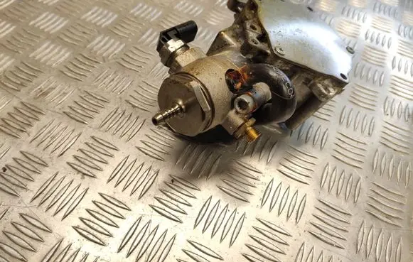 Volkswagen Golf VII Vacuum pump 06L145100B