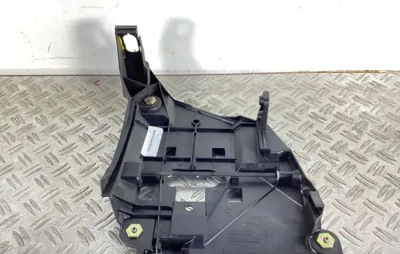 Headlight/headlamp mounting bracket