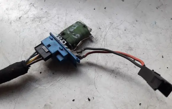 Opel Vectra B Heater blower fan relay 90568693