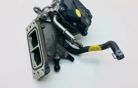 Volkswagen Golf VII Throttle valve 04L128063B