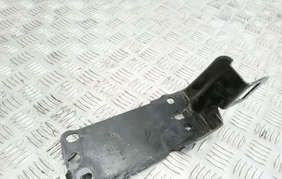 BMW 1 E82 E88 Radiator mount bracket 7117811