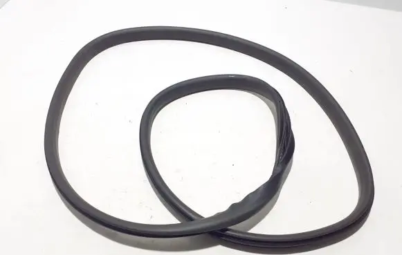 Rear door rubber seal (on body)