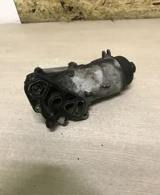 Peugeot 208 Oil filter mounting bracket