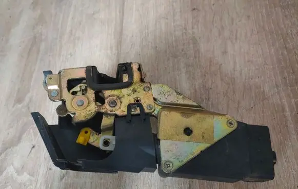 Volvo S40, V40 Front door lock