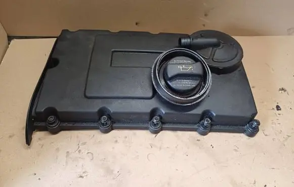 Volkswagen Touran I Rocker cam cover 03G103475