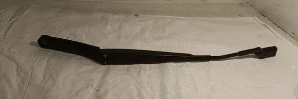 Front wiper blade arm