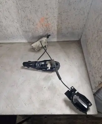 Peugeot 508 Front door lock 851917