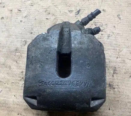 BMW 5 E39 Front brake caliper 6022296