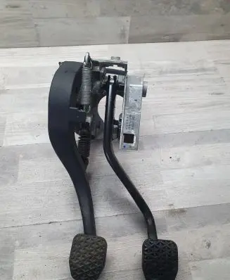 BMW 3 E90 E91 Pedal assembly 42322403 AIS19C03 LS19CH3