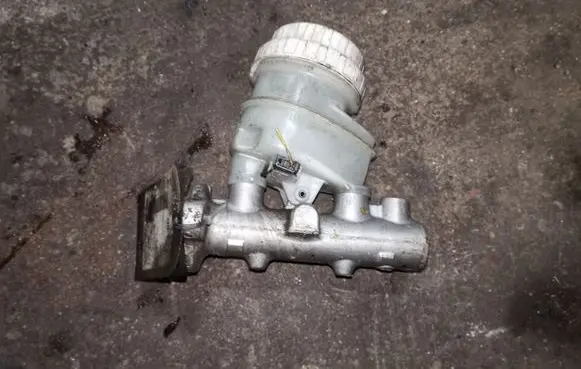 Mitsubishi L200 Master brake cylinder 