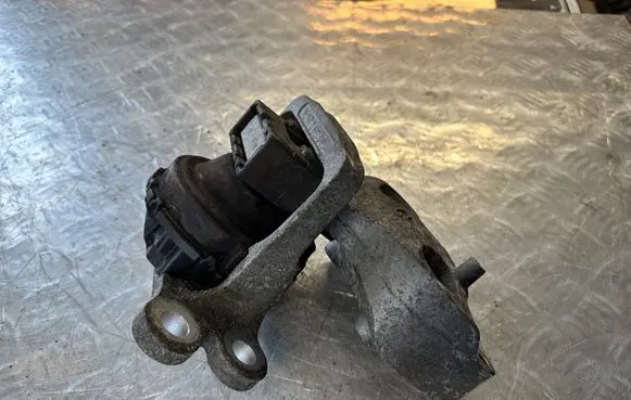 Nissan X-Trail T32 Engine mount bracket 112114BA0A