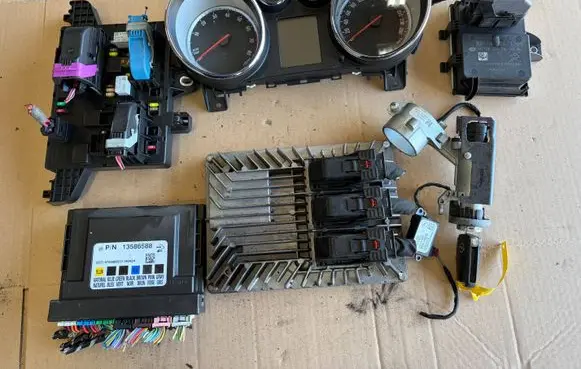 Opel Astra J Engine control unit/module 12656238 12653998