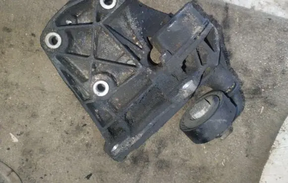 BMW 5 E60 E61 Engine mounting bracket 7786708