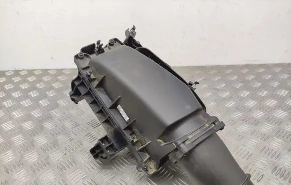 Mercedes-Benz B W246 W242 Air filter box A2700900401