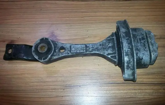 Seat Leon (1M) Engine mount bracket 1j0199851
