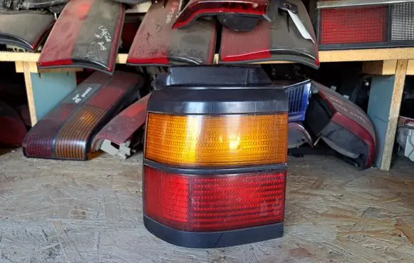 Volkswagen PASSAT B3 Rear/tail lights 333945111
