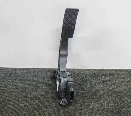 Accelerator throttle pedal