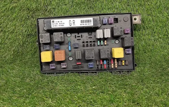 Opel Astra H Power management control unit 13206745 13206745CR