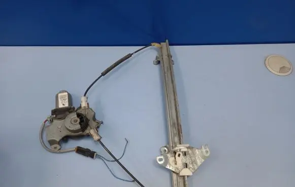Rear door manual window regulator