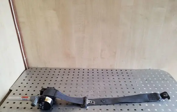 Middle seatbelt (rear)